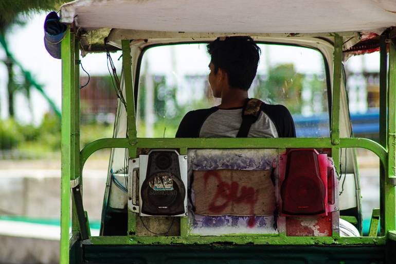 Fahrende Jukeboxen auf Pramuka Island: Die umgebauten Roller fungieren als Taxis.