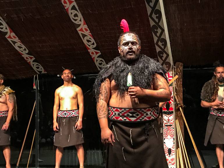 Tänze, Gesänge, Kulinarisches: Die Kultur der Māori muss man hautnah erleben.