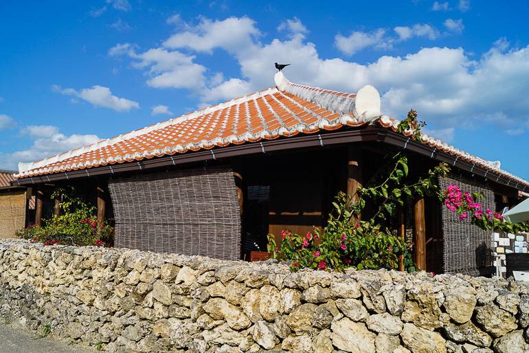Typische Häuser auf Taketomi: Holzhäuser mit Ziegeldächern.