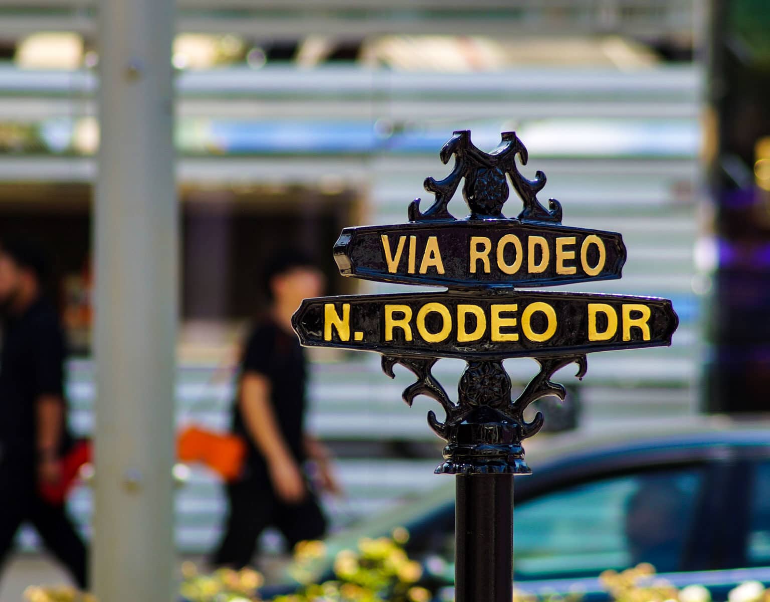 Ein schwarzes Eisenschild mit gelber Aufschrift Rodeo Drive heißt die Besucher in Los Angeles Willkommen.