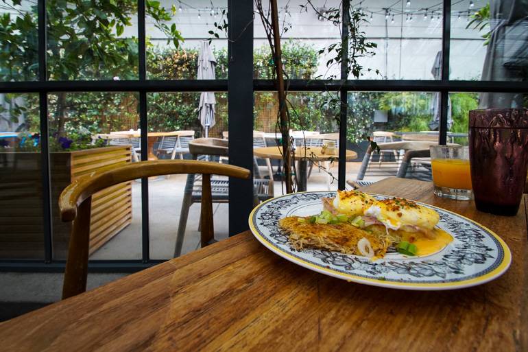 Im Comissary Cafe in Koreatown, Los Angeles, kommt neben bunt gemixten Tellern und Servietten frisches und gesundes Frühstück auf den Tisch.
