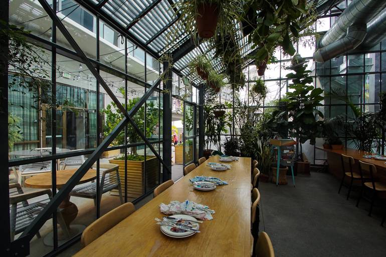 In Koreatown befindet sich das Cafe Commissary Panorama des Line Hotels, hier lässt es sich inmitten von Pflanzen hervorragend frühstücken.