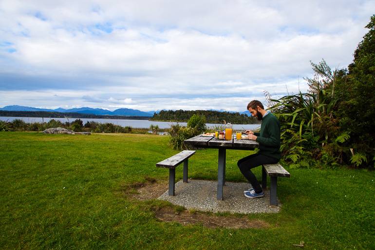 Picknick à la Neuseeland: Irgendwo im Nirgendwo finden sich immer nette Picknickbänke.