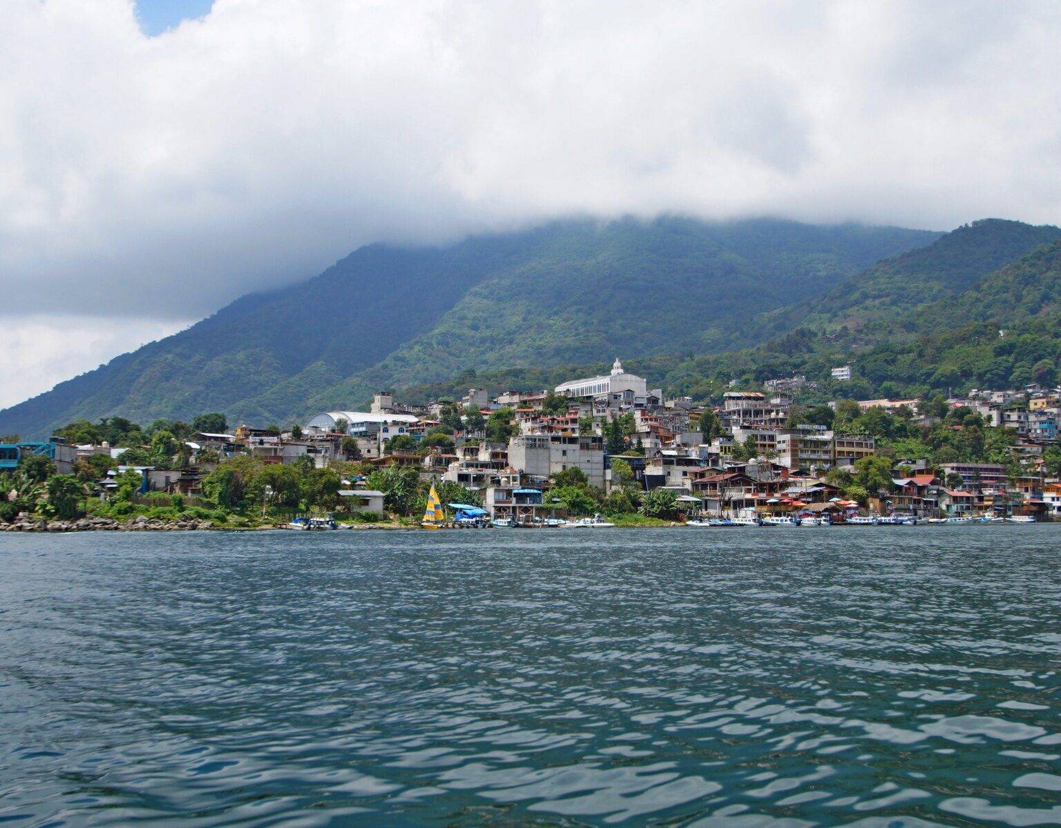 Der Atitlan See bietet einen tollen Ausblick über die Landschaft Guatemalas.