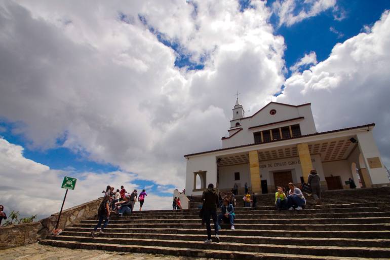 Die in weiß getünchte Kirche Cerro de Monserrate in Kolumbien, Bogotá ist über den gleichnamigen Berg zu erreichen und gilt als Pilgerstätte.