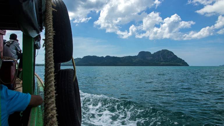 Die Bootsfahrt vom Festland mit Aussicht auf Koh Mook in der Ferne.