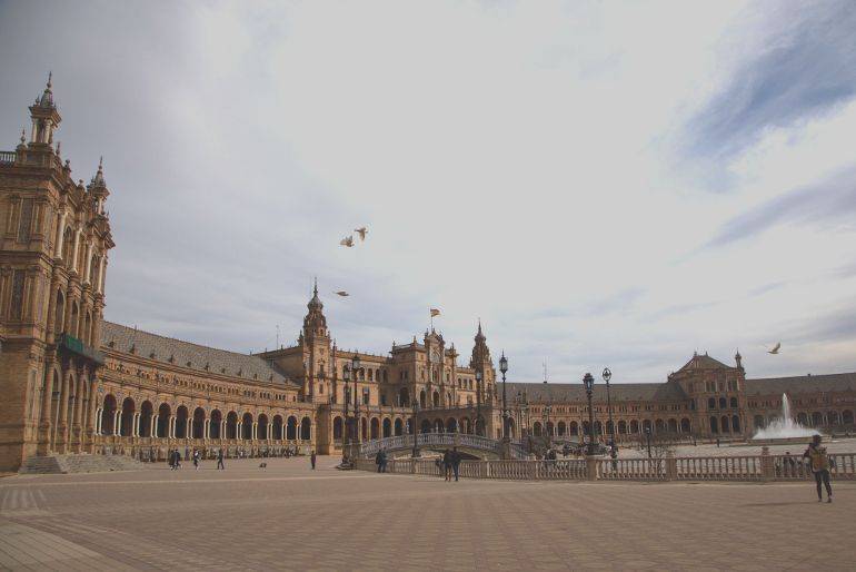 Plaza de España – weiträumiger Platz und imposantes Gebäude in einem.