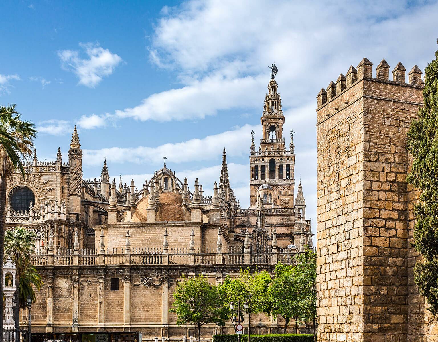 In Sevilla steht mit seinen üppigen Verzierungen und Türmchen die Kathedrale Santa María de la Sede, sie ist die größte gotische Kirche Spaniens.