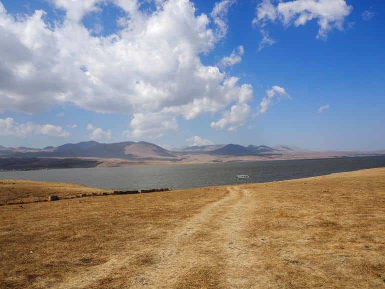 Der Paravani See in Georgien liegt im kleinen Kaukasus malerisch zwischen Steppenlandschaft und Gebirge eingebettet.