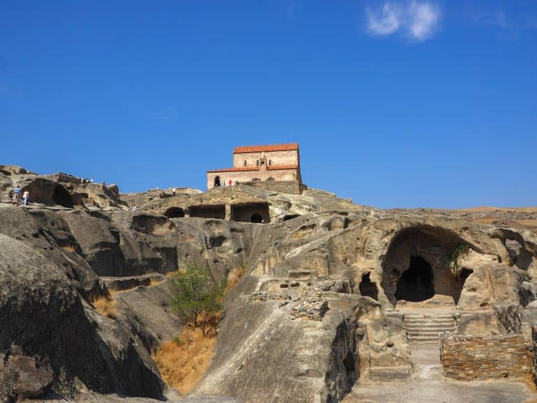 Besucher inspizieren die 3000 Jahre alte Höhlenstadt Uplisziche, die unweit der ehemaligen Seidenstraße in Georgien liegt.
