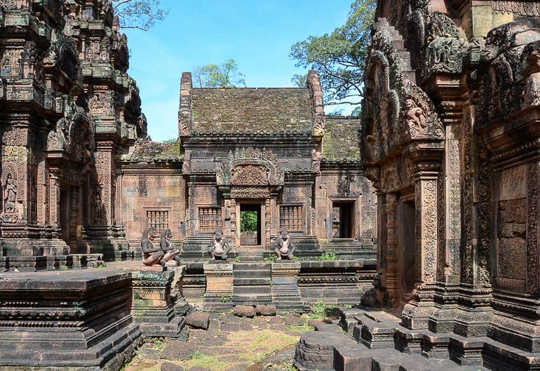 Der Tempel Bantey Srei: Vor den Türmen wachen mythische Gestalten mit Affenköpfen. 