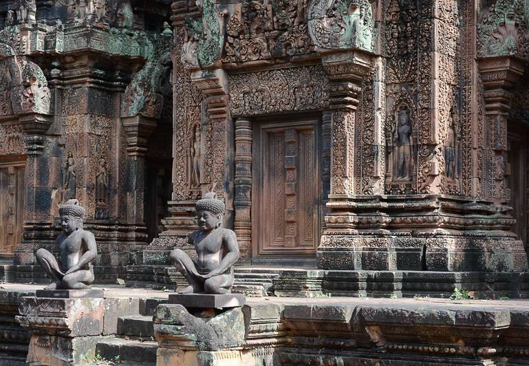 Wegen seines rosoaroten Sandsteins wird er auch "der pinke Tempel" genannt: Bantey Srei.