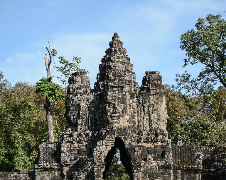 Das Südtor der Tempelstadt Angkor Thom trägt einen Turmaufbau mit Gesicht.