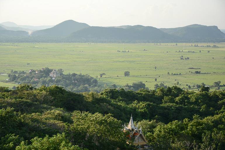 Grün soweit das Auge reicht vom Gipfel des Kalksteinfelsen Phnom Sampov bei Battambang.