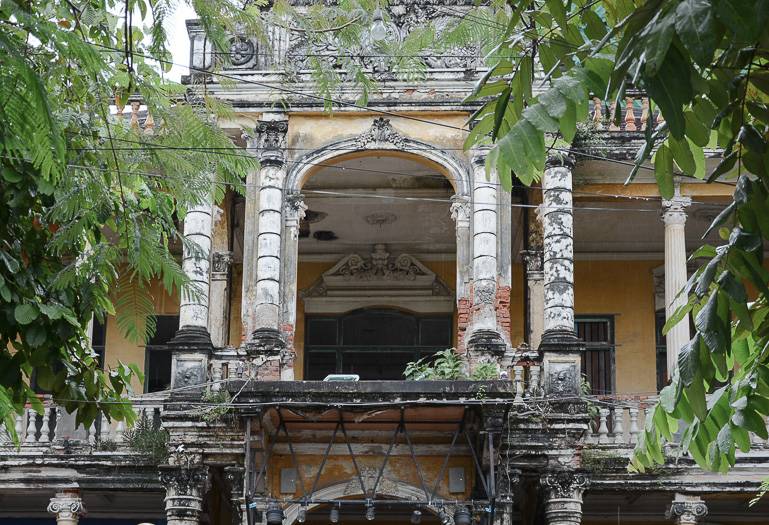 Hinter dem Sisowath Quay in Phnom Penh findet man halb verfallene Villen wie "The Mansion".