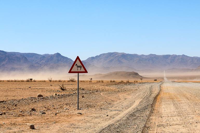 Perfekte Voraussetzungen für eine Namibia Rundreise: Schotterpisten.