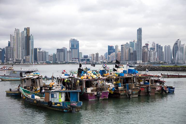 Tradition trifft auf Moderne: Die Fischerboote liegen im Hafen vor der imposanten Skyline von Panama City.
