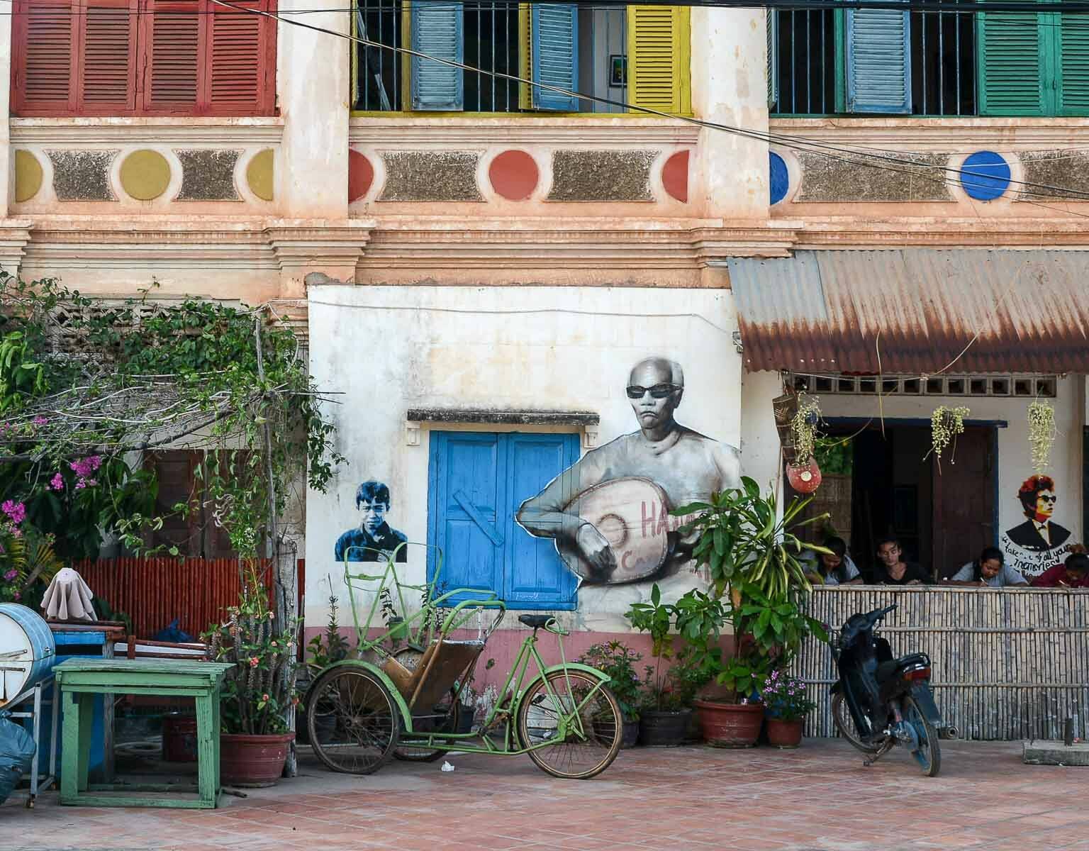 In Kampot bei Kambodscha gibt es zahlreiche Cafes, wie das ehemalige Ellie´s, das bunte Häuserfassaden verziert und leckere Sandwiche anbietet.