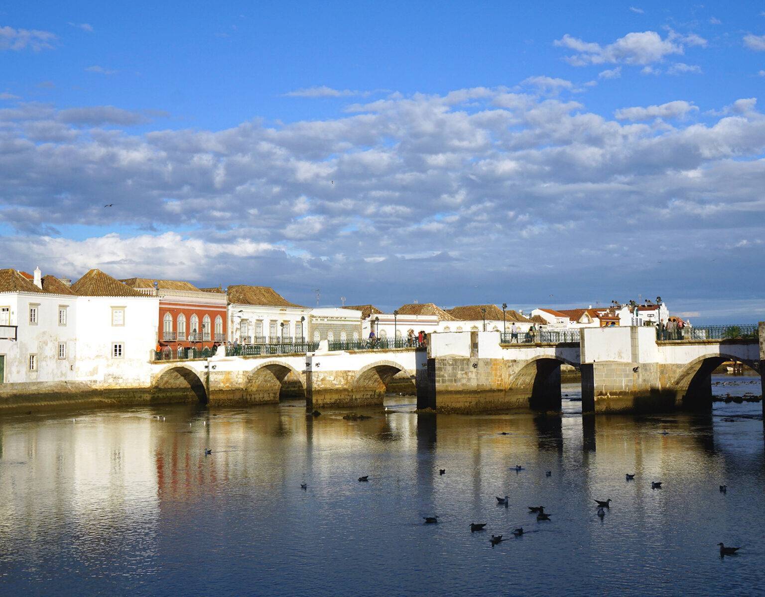 Die portugiesische Stadt Tavira mit ihrer markanten Brücke im Stadtkern verzaubert ihre Besucher auch im Winter.