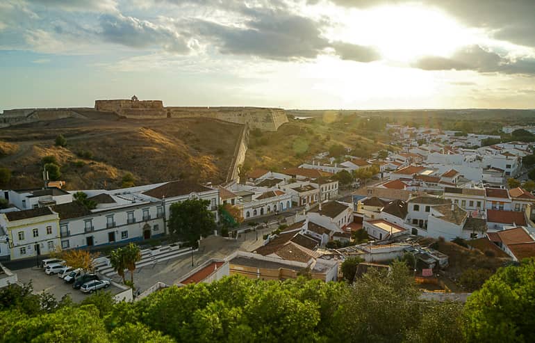 Sonnenuntergang über den Dächern der Stadt Sandalgarve an der Algarve in Portugal.