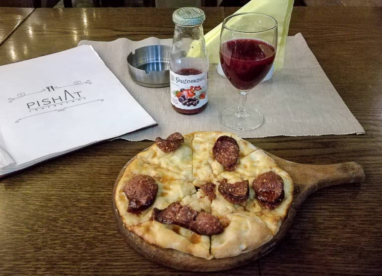 Als typische Vorspeise wird in Pristina, Kosovo, das Gericht Samun me suxhuk serviert, dabei handelt es sich um eine kräftig gewürzte Rohwurst aus Rind- und Lammfleisch auf Brot.
