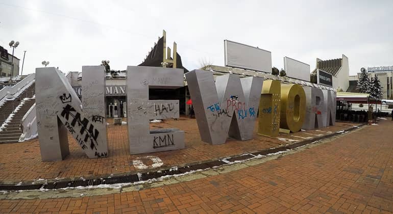 Das Newborn Monument in Pristina, Kosovo, wird von Künstlern jedes Jahr neu gestaltet.