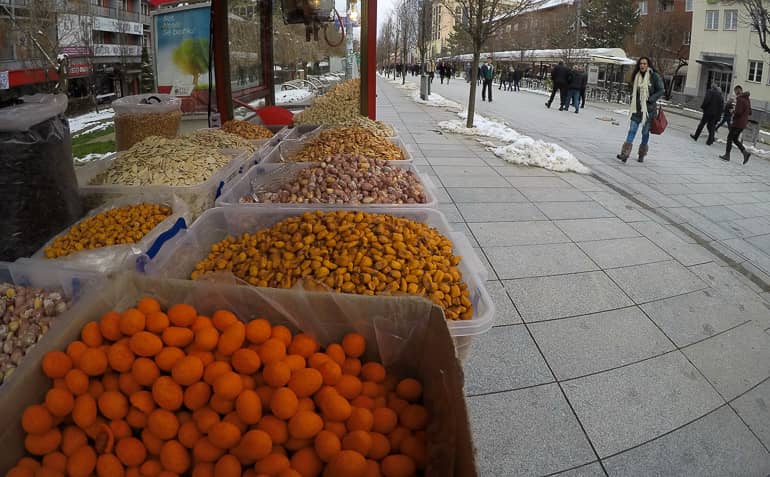 Auf der Stadtpromenade in Pristina bieten viele Geschäfte typische albanische und orientalische Köstlichkeiten an.
