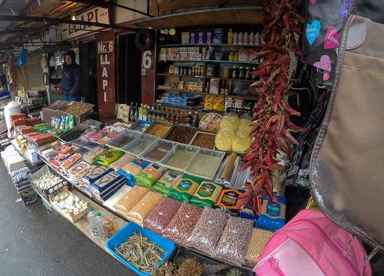 Auf dem Basar an der Stadtpromenade von Pristina, Kosovo, bieten die Händler kunterbunte Gewürze, traditionelle Kleidung und Gemüse an.