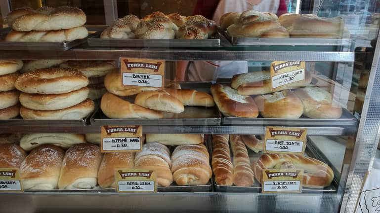 In einer kleinen Bäckerei von Pristina ist die Auslage mit köstlichem Gebäck gefüllt.