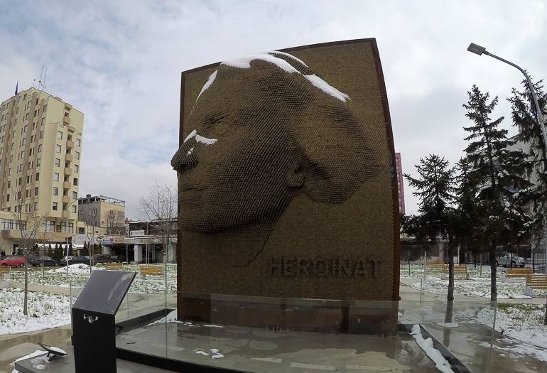 Das Denkmal "Heroinat" erinnert an das Leiden der Frauen im Kosovokrieg.