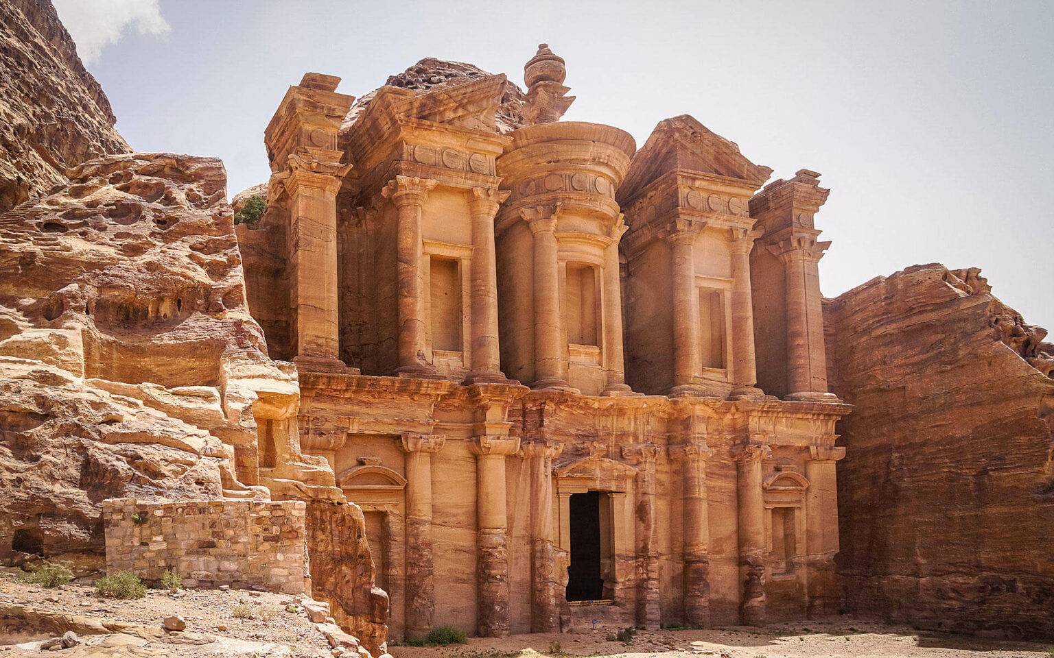 Alle Anstrengung wert. 800 Stufen führen zum „Kloster ad Deir“ mit seiner monumentalen Fassade. Foto: Eva Grossert – Hidden Gem