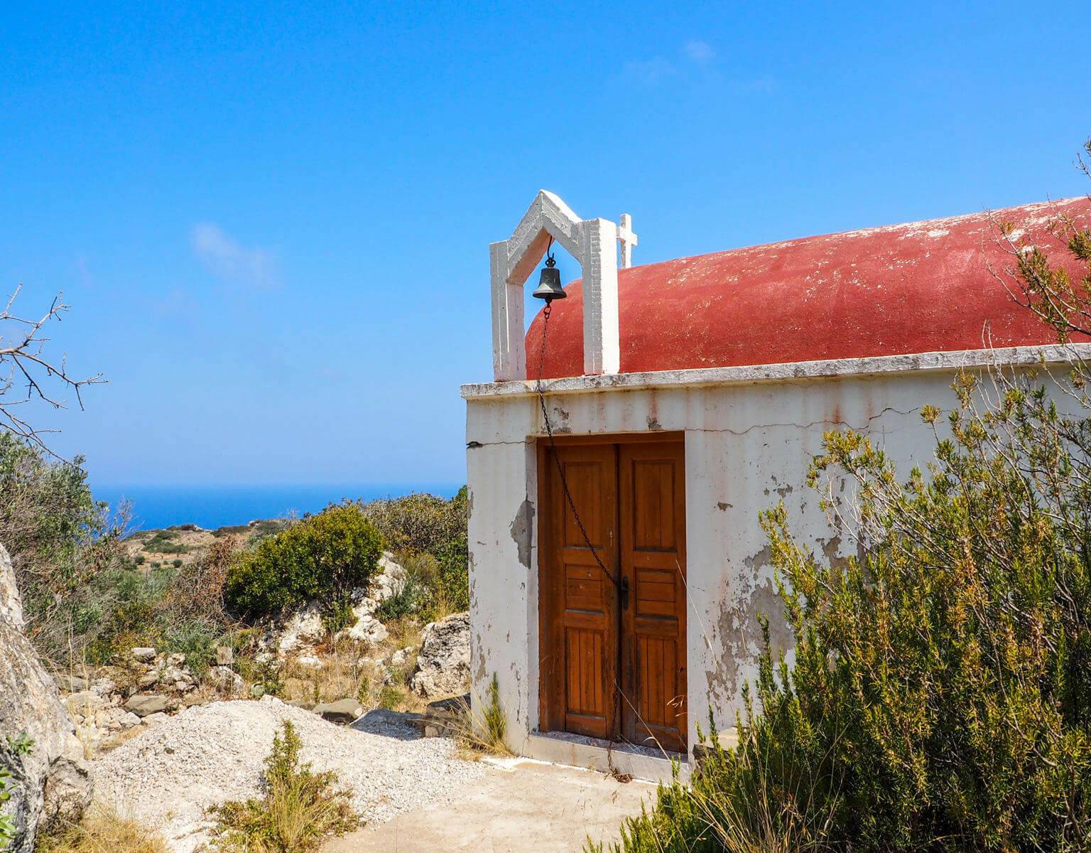 Der blaue Himmel strahl über der Messochori Kapelle auf der griechischen Insel Karpathos.