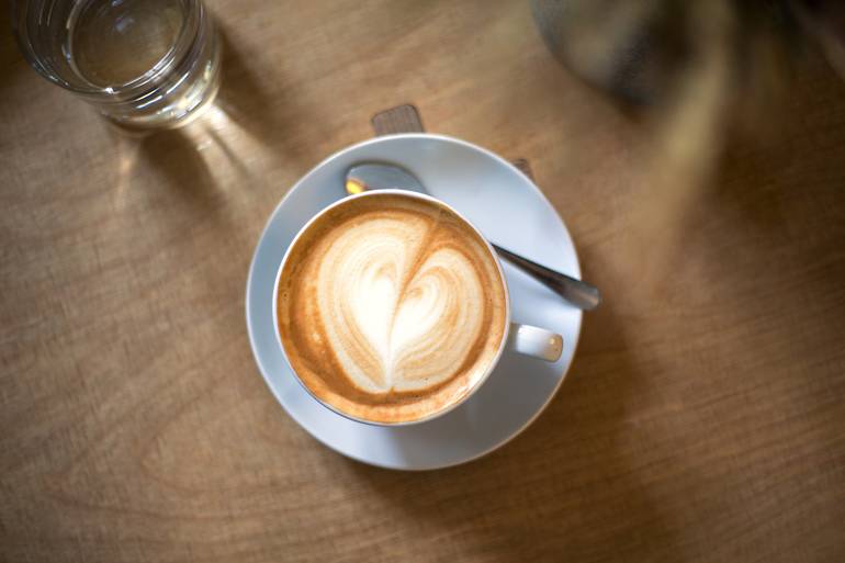 In der Kaverna Moderne gibt‘s leckeren Kaffee in cooler Atmosphäre.