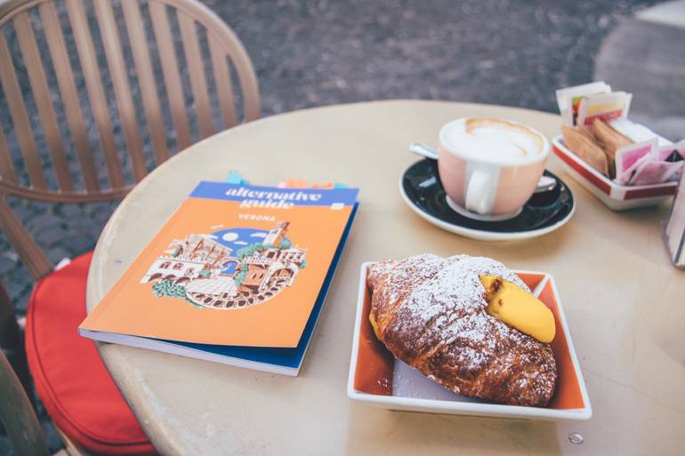 Croissant und Cappuccino zum Frühstück im Café Wallner, Verona