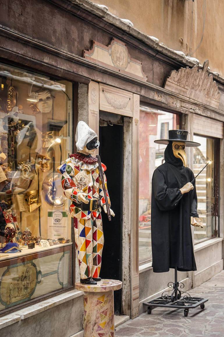 Ca´Macana verkauft venezianische Masken-Unikate nach alter Handwerkskunst.