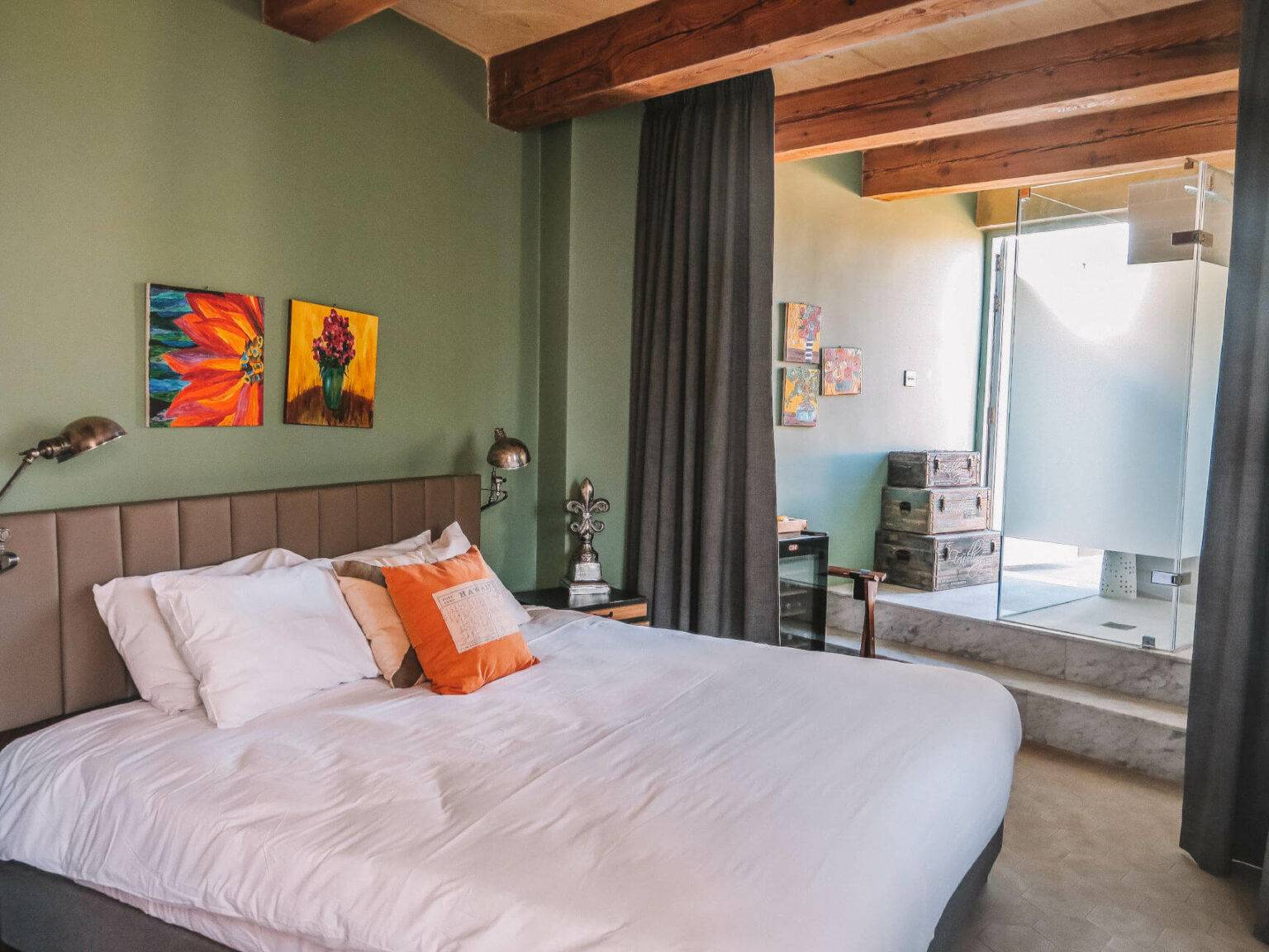 Ein Schlafzimmer mit einem Bett und einer grün gestrichenen Wand.