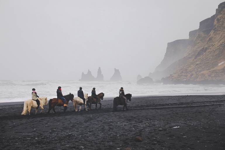 Vom Pferd aus kann man die beeindruckende Landschaft Islands auf ganz andere Art und Weise erkunden.