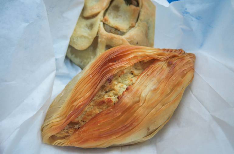 Im Food-Himmel Maltas: mit Käse gefüllte Pastizzi.
