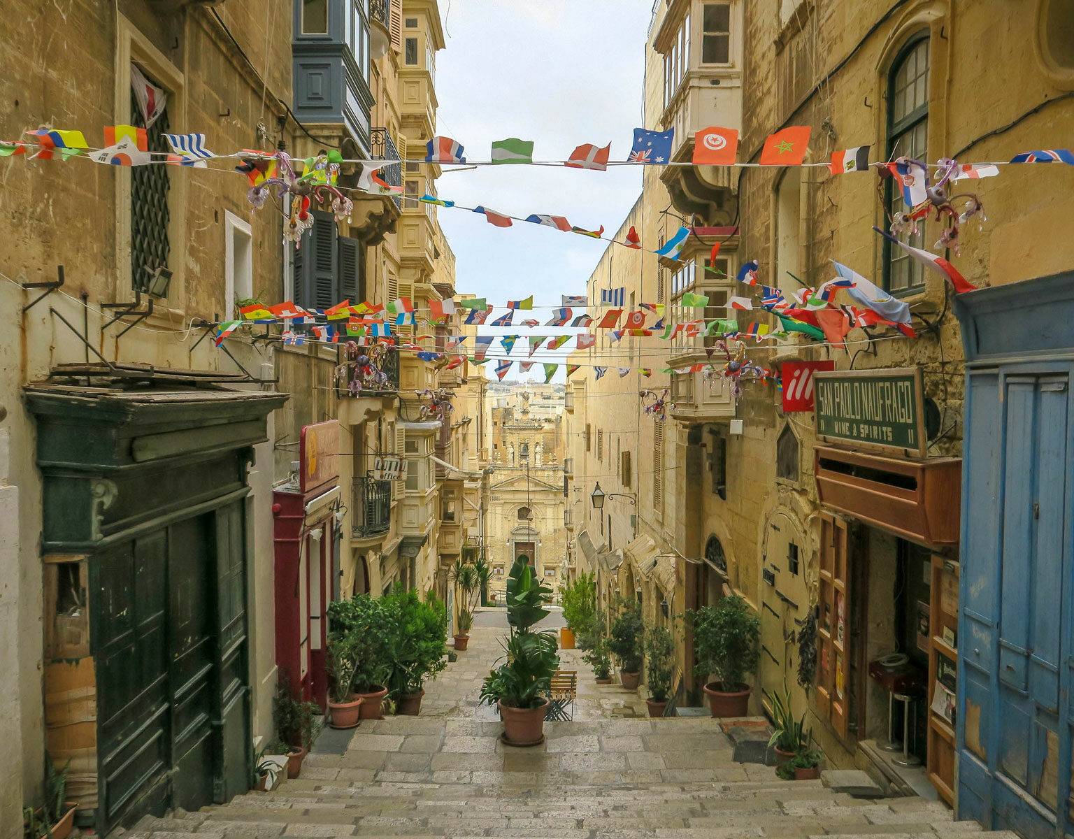 Valletta thront majestätisch im Nordosten Maltas auf einer Landzunge. Enge Gassen ziehen sich durch hügelige Häuserreihen.