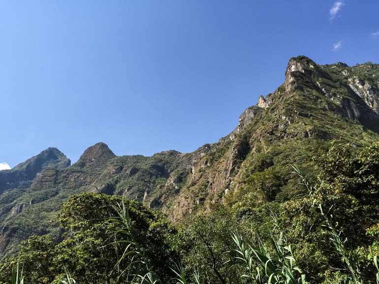 Das letzte Wanderstück nach Aguas Calientes gibt die Sicht auf den Macchu Pichu und seinen grünbewachsenen Berge frei.