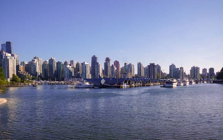 Blick vom Stanley Park auf die Skyline von Vancouver.