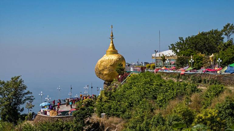Der goldene Felsen, eines der Heiligtümer Myanmars.
