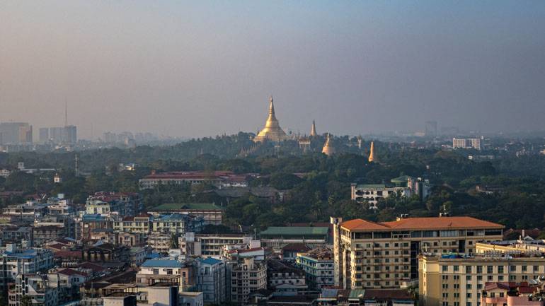 Ausblick von der Yangon Yangon Rooftop Bar auf die Shwedagon Pagode.