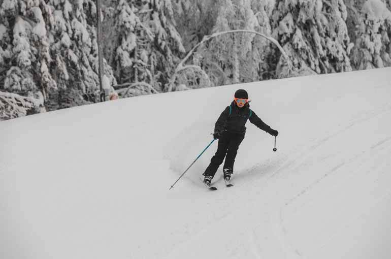 Eine Skifahrerin Finnisch Lappland.