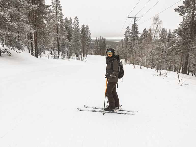 Eine Skifahrerin in Finnisch Lappland.