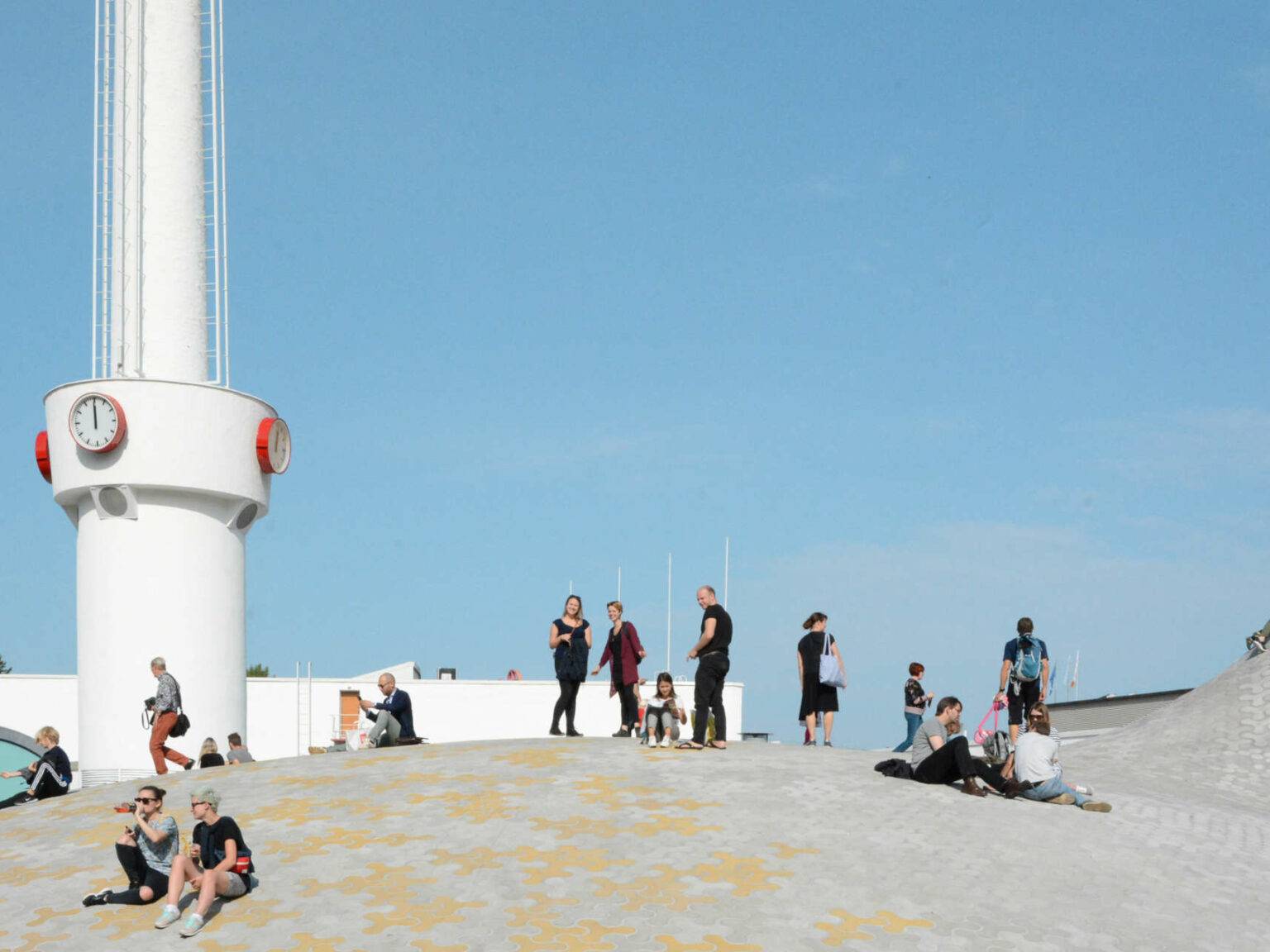 Helsinki: großer Platz mit Menschen