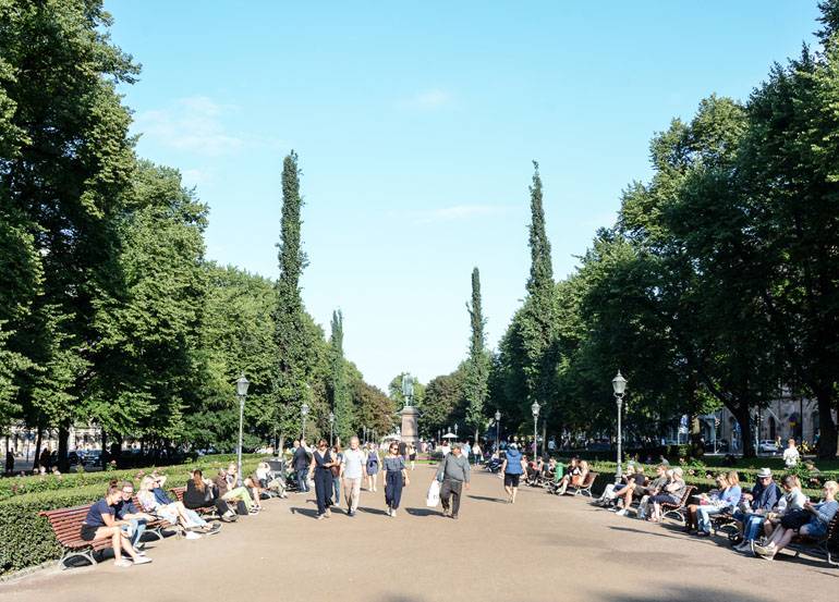 Helsinki: Breiter Weg durch einen Park mit vielen Menschen.