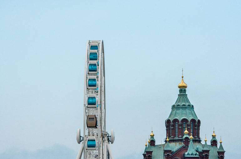 Die Upenski Kathedrale und eine Riesenrad zieren die Skyline Helsinkis.