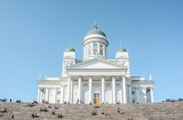 Der Dom am Senatsplatz wird auch als „weißes Herz“ von Helsinki bezeichnet.