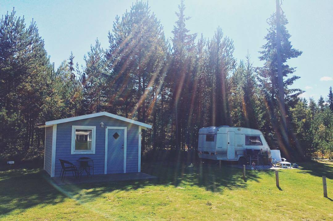 Ob in der Hütte oder im Wohnmobil – auf dem Campingplatz Habo Camping & Stugby in Mittelschweden wohnt man günstig und hat die Natur direkt vor der Haustür.